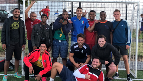 Gruppenfoto Männer in Fußballtrikot