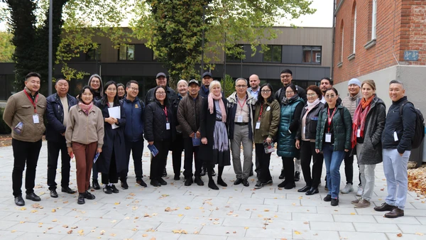 [Translate to English:] Die Delegation aus der Mongolei auf dem Nachhaltigkeits-Campus Neuburg (Foto: THI).