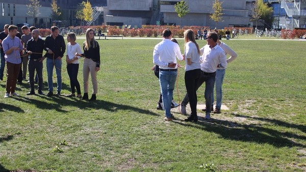 Menschen auf Campus Wiese