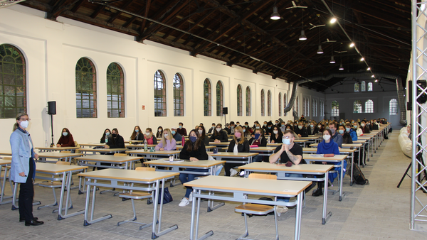 Studierende der THI bei einer Vorlesung in der Exerzierhalle im Klenzepark