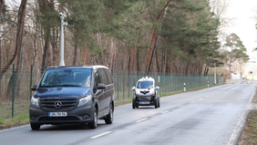 [Translate to English:] Zwei Autos befinden sich auf einer abgesperrten Straße