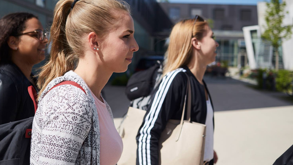 Drei Studentinnen auf dem Campus