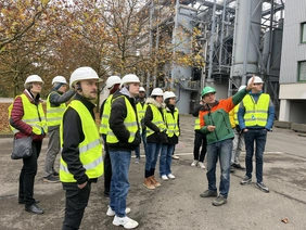 Studierende vor der Müllverbrennungsanlage