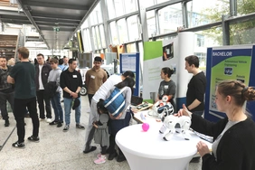 Menschenmenge in der Aula der Hochschule am Stand