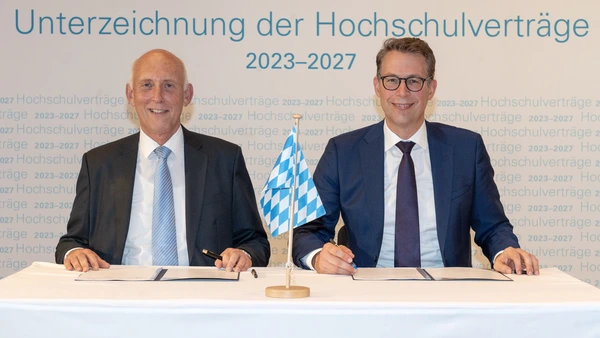 THI President Professor Walter Schober and State Minister Markus Blume signed the contract (Photo: StMWK/Wolfgang M. Weber).