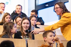 Forschende von THI und KU berichten bei der gemeinsamen Kinderuni wieder aus ihren Arbeitsgebieten – und stehen den Schülerinnen und Schülern Rede und Antwort (Foto: Schulte Strathaus/upd).