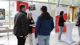 Die Studienbotschafterinnen im Gespräch mit Interessenten