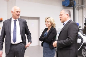 THI-Präsident Professor Walter Schober, Staatssekretärin Professor Sabine Döring und Professor Thomas Brandmeier (v.l.n.r.) bei einem Fahrversuch in der CARISSMA-Halle (Foto: THI).