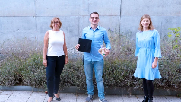 Gruppenfoto zwei Frauen ein Mann 