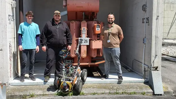 The THI team: Michael Witti, Michael Schmidpeter and Maurice Hufnagel (l.t.r.) with robot Frank (Photo: THI).