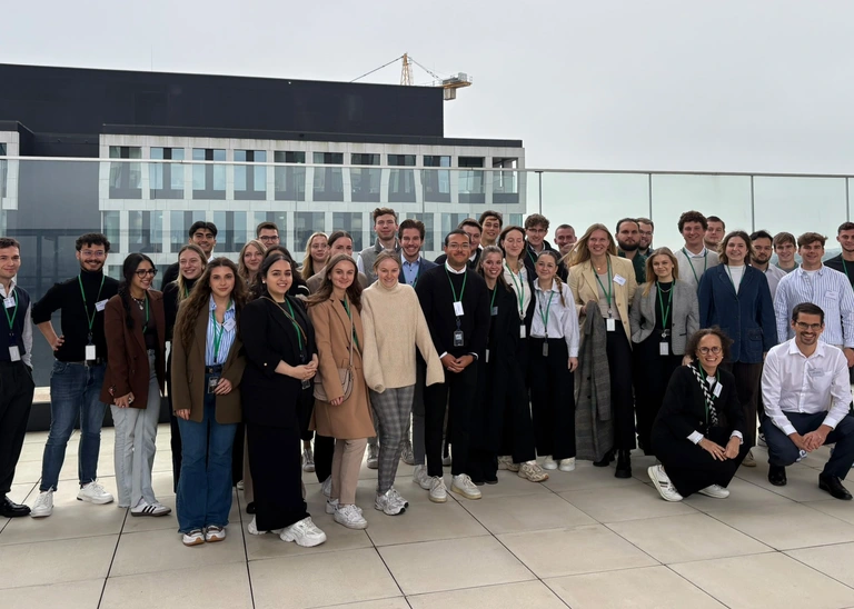 Ein Gruppenbild der Exkursionsgruppe auf dem Dach des Firmengebäudes.