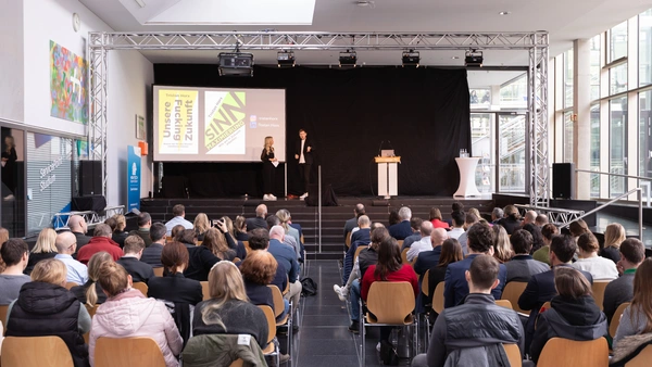 Trendforscher Tristan Horx im Gespräch mit Moderatorin Petra Bindl (Foto: THI).