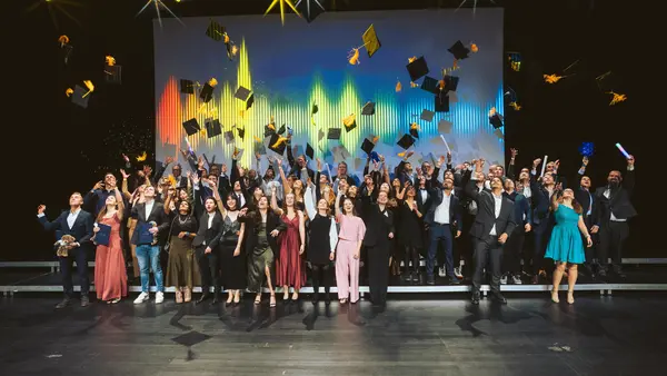 A long-standing tradition at THI: the graduates throw their hats in the air (Photo: THI/Simon Kahner).