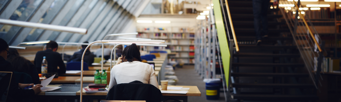 Blick in den Lesesaal der Bibliothek