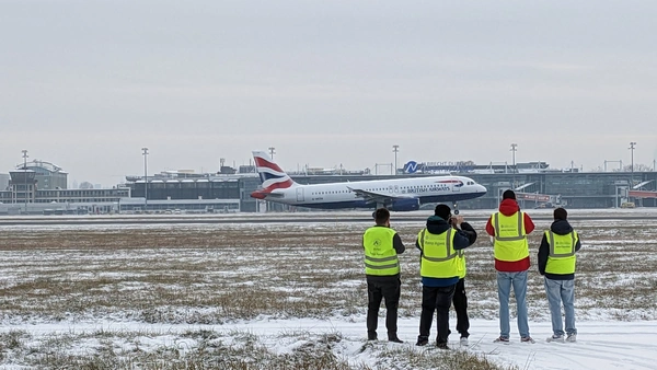 Studierende bei Beobachtungen am Flughafen Nüürnberg