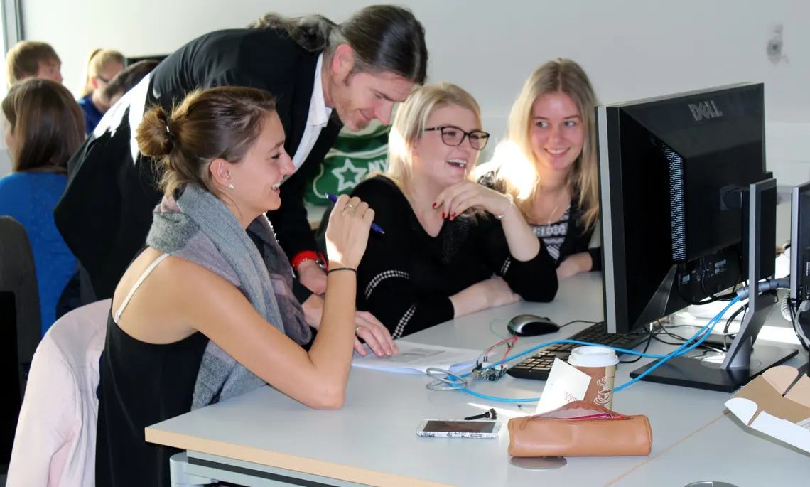 [Translate to English:] Lehrender und Studenten vor PC-Bildschirm