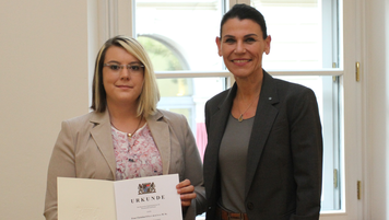 Christina Obermaier mit der bayerischen Wissenschaftsministerin bei der Preisverleihung