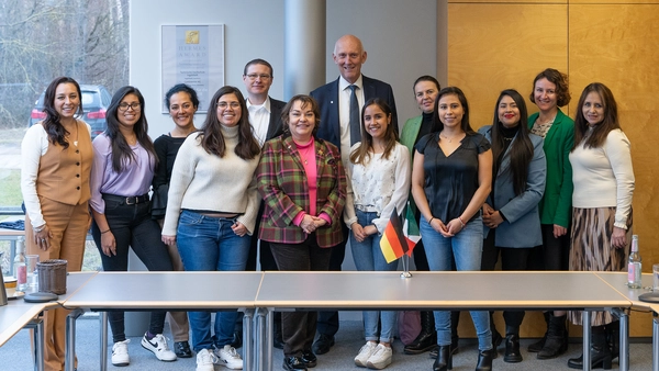 Konsulin Carmen Cecilia Villanueva Bracho (6.v.l.) mit mexikanischen THI-Studierenden und -MitarbeitendenKonsulin Carmen Cecilia Villanueva Bracho (6.v.l.) mit mexikanischen THI-Studierenden und -Mitarbeitern (Foto: THI).