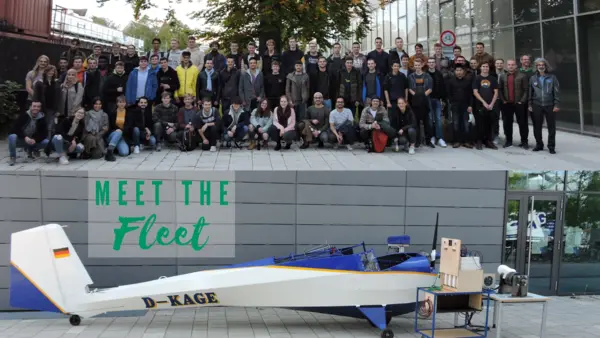 Gruppenbild Luftfahrttechniker mit Flugzeug davor 