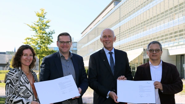 Anne-Sophie Kopytynski, Kanzler Christian Müller, THI-Präsident Professor Walter Schober und Professor Alessandro Zimmer bei der Unterzeichnung des Vertrags (Foto: THI).