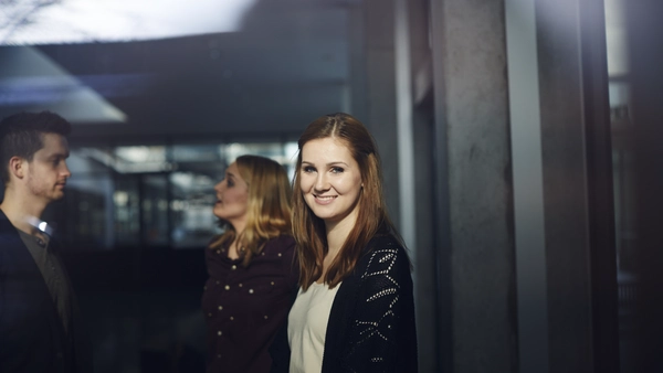 Studenten stehen auf dem Campus