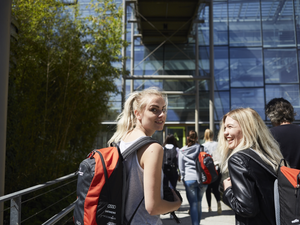 Studierende vor der Aula, außen