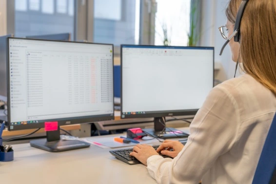 Frau im Büro am Arbeiten