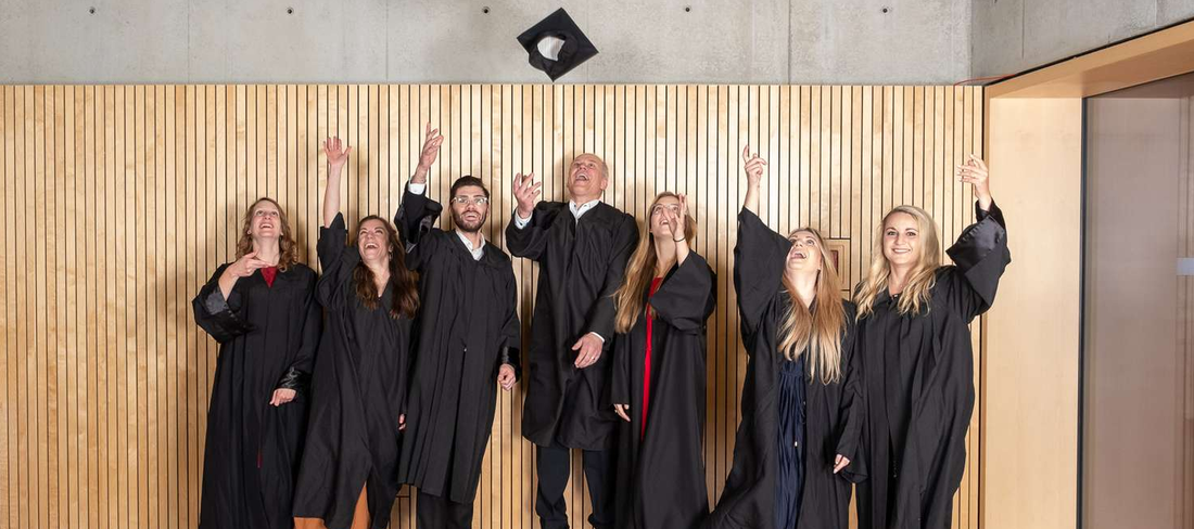 Gruppenbild Menschen vor Wand