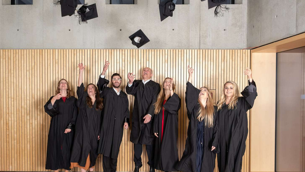 Gruppenfoto Frauen und Männer in Talar und Hüten